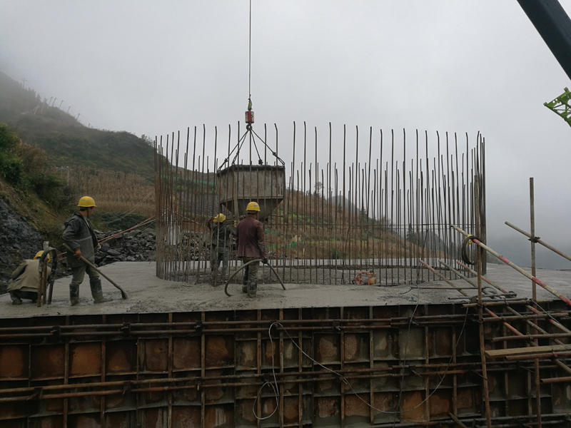 寨頭2號(hào)雙線大橋4號(hào)承臺(tái)混凝土澆筑.jpg